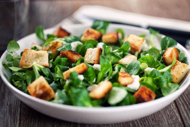 Nu toate tipurile de salată sunt la fel de sănătoase! Iată 7 tipuri de topping care trebuie evitate!