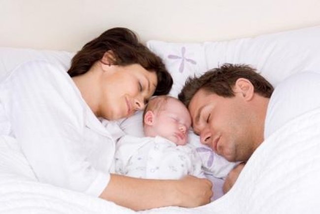 Bebelușul tău doarme în același pat cu tine? Află care sunt beneficiile, dar şi riscurile!