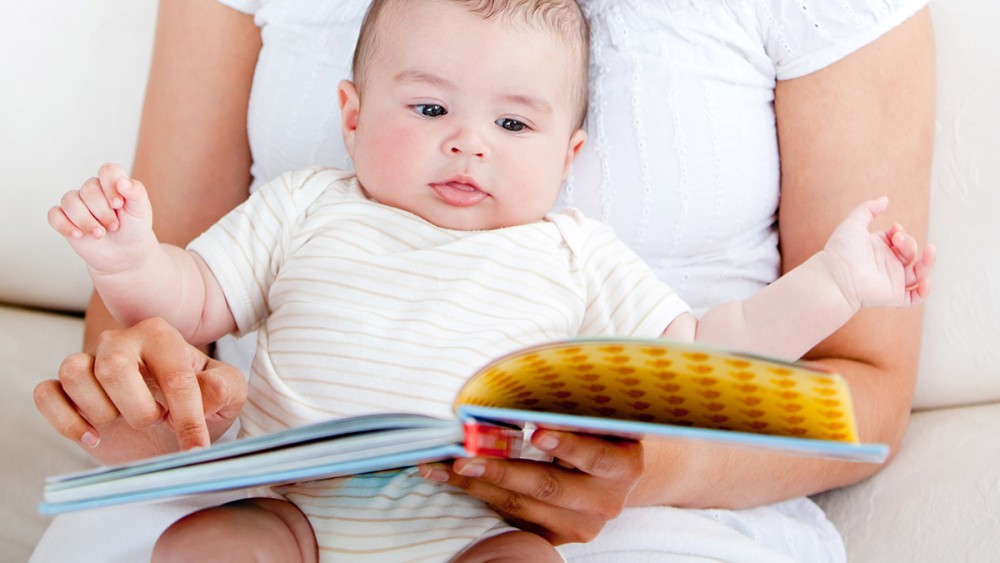 De ce este bine să îi citim bebeluşului?